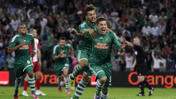 Rapid Wien&#039;s Deni Alar (R) celebrates after scoring a goal with teammate Guido Burgstaller during their Europa League third round qualifying soccer match against Vojvodina Novi Sad in Vienna August 9, 2012. REUTERS/Leonhard Foeger (AUSTRIA - Tags: SPORT SOCCER)