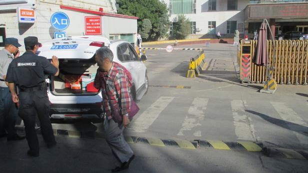 Kofferraum-Checks vor Hotels und Tankstellen sollen Bombenanschläge verhindern