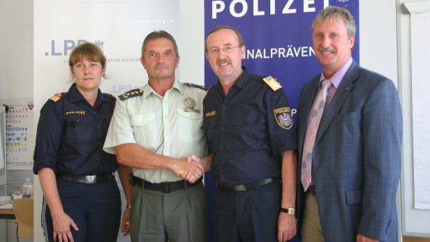 Sicherheitsgipfel Bruck / Leitha, Kooperation Polizei Niederösterreich und Slowakei, Bezirkspolizeikommandantin Bruck / Leitha Sabine Zentner, Direktor der Kreispolizei Csaba Farago, NÖ Landespolizeidirektor Franz Prucher, Bürgermeister Gerhard Schödinger