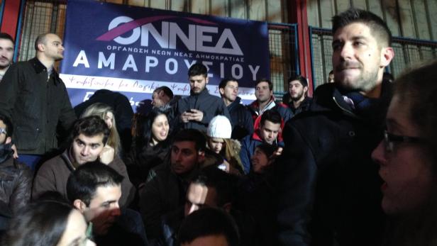 Warten auf den Auftritt ihres Premiers: Anhänger der Jugendorganisation ONNED von Samaras’ konservativer Partei Nea Demokratia.