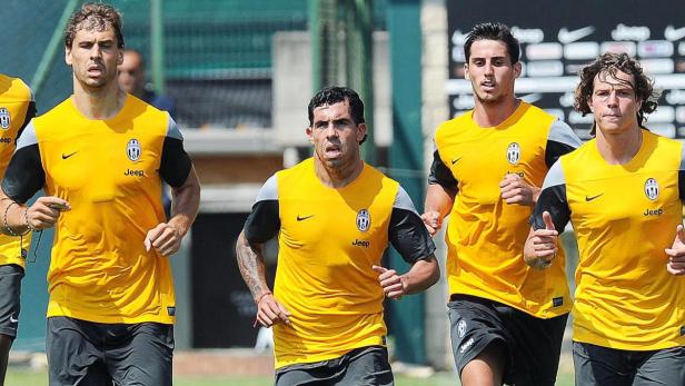 epa03785176 Juventus&#039; Argentinian striker Carlos Tevez (C) warms up with his teammates during their first training session in preparation of the 2013-14 season in Chatillon, Aosta, Italy, 12 July 2013. EPA/ALESSANDRO DI MARCO