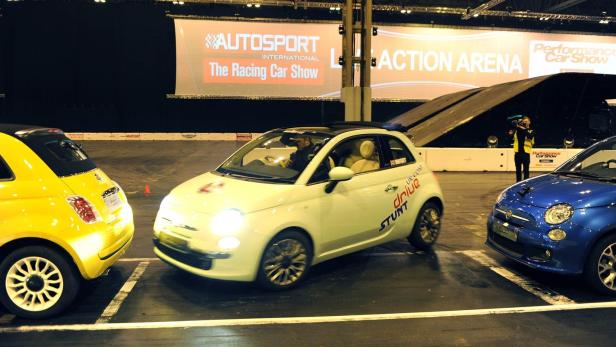 Ein weißer Fiat 500 Stuntwagen auf der „Autosport International“-Motorshow.