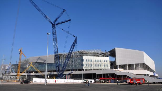 Im Aufbau: Die Lwiw-Arena ist noch nicht ganz fertiggestellt. Hindernisse auf dem EURO-Kurs