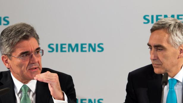 ARCHIV - Siemens Finanzvorstand Joe Kaeser (l) und der Vorstandsvorsitzende Peter Löscher (r) geben am 23.01.2013 eine Pressekonferenz vor Beginn der Hauptversammlung in München (Bayern). Foto: Peter Kneffel/dpa (zu dpa: &quot;Aus für Siemens-Chef Löscher - Kaeser soll Nachfolger werden&quot; vom 28.07.2013) +++(c) dpa - Bildfunk+++