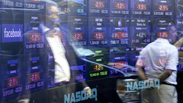 Eine Anzeigetafel mit Börseninformationen und den Logos von Facebook und NASDAQ.