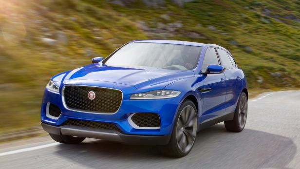 Ein blauer Jaguar F-PACE fährt auf einer kurvenreichen Straße.