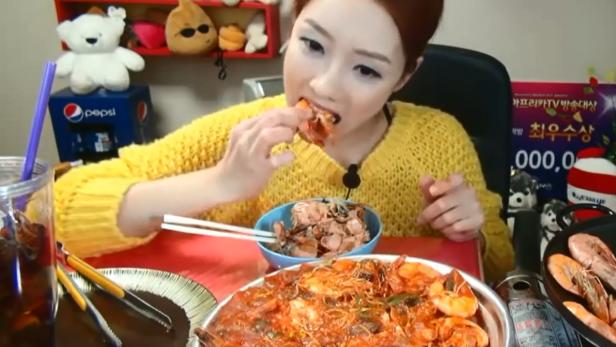 Die Welt sieht einer Koreanerin beim Essen zu