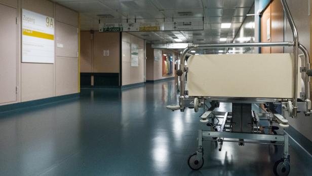 Ein leerer Krankenwagen steht in einem Krankenhausflur.