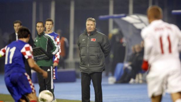 Zuschauer: Nach dem 0:0 in Zagreb sehen Hiddink (mi.) und die Türkei die EM nur vor dem Fernseher. Schluss für Guus in der Türkei
