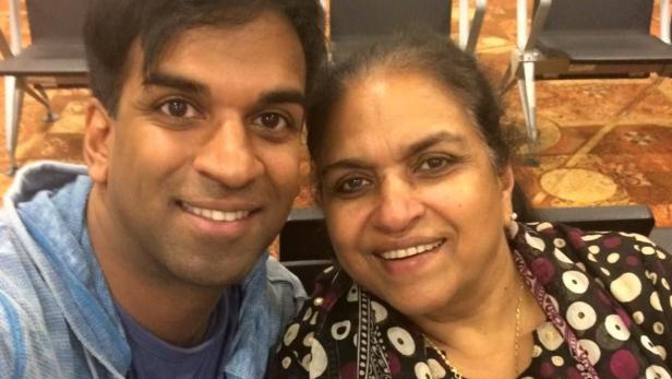 Ramesh Nair mit seiner Mama Lucy in Indien