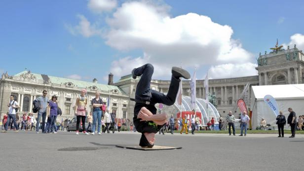Ein Breakdancer beim Stadtfest 2013 am Heldenplatz