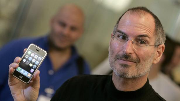 Den WLAN-Plan hat er aufgegeben: Steve Jobs mit dem ersten iPhone im Jahr 2007. Jobs wollte Mobilfunk mit WLAN ersetzen