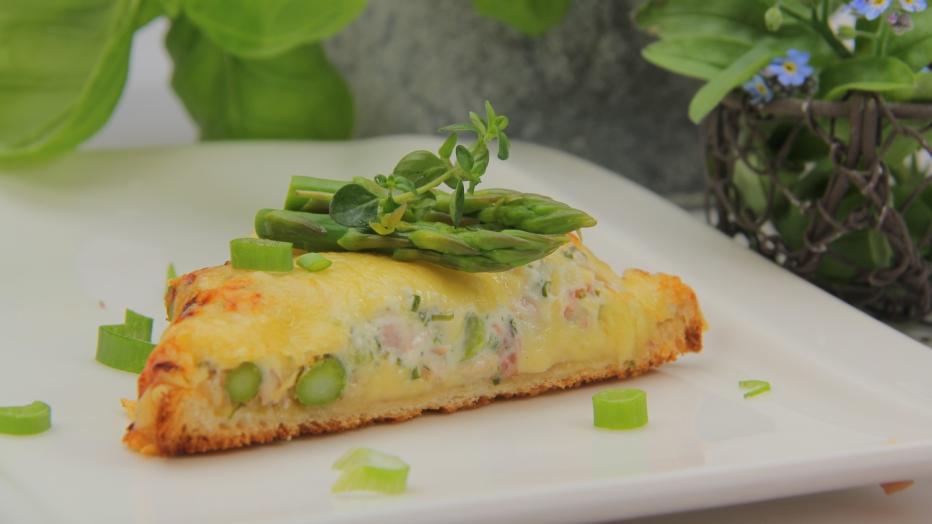 Überbackener Spargeltoast mit Schinkensauce