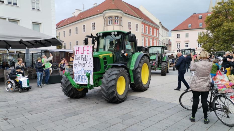 Wiener Neustadt: Bauern protestierten mit Traktorkonvoi gegen Umfahrung