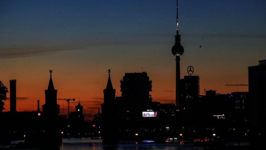 Luftaufnahme einer nächtlichen Stadt mit wenig Licht, die einen Blackout simuliert.