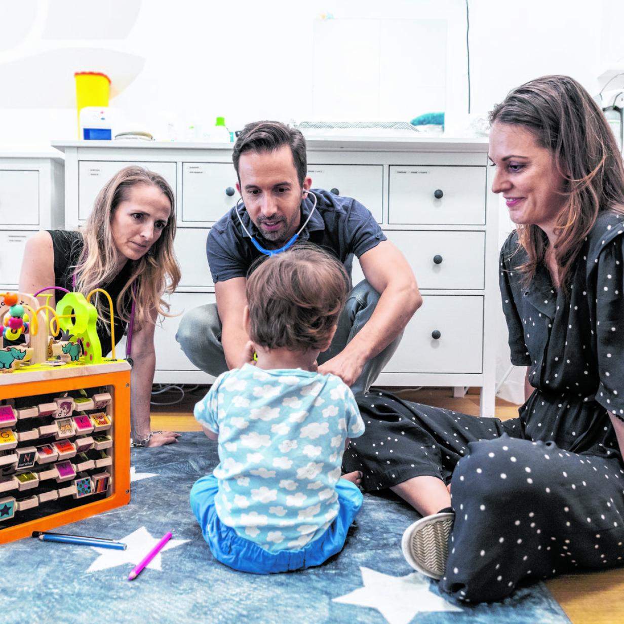 Kinder Arztezentrum Untersuchung Auf Augenhohe Kurier At