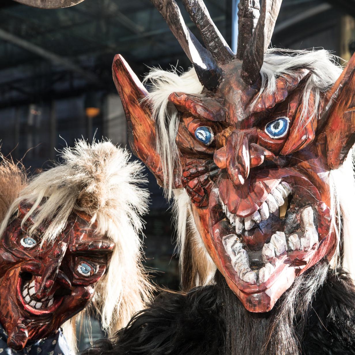 Weibliche 2025 krampus gestalten