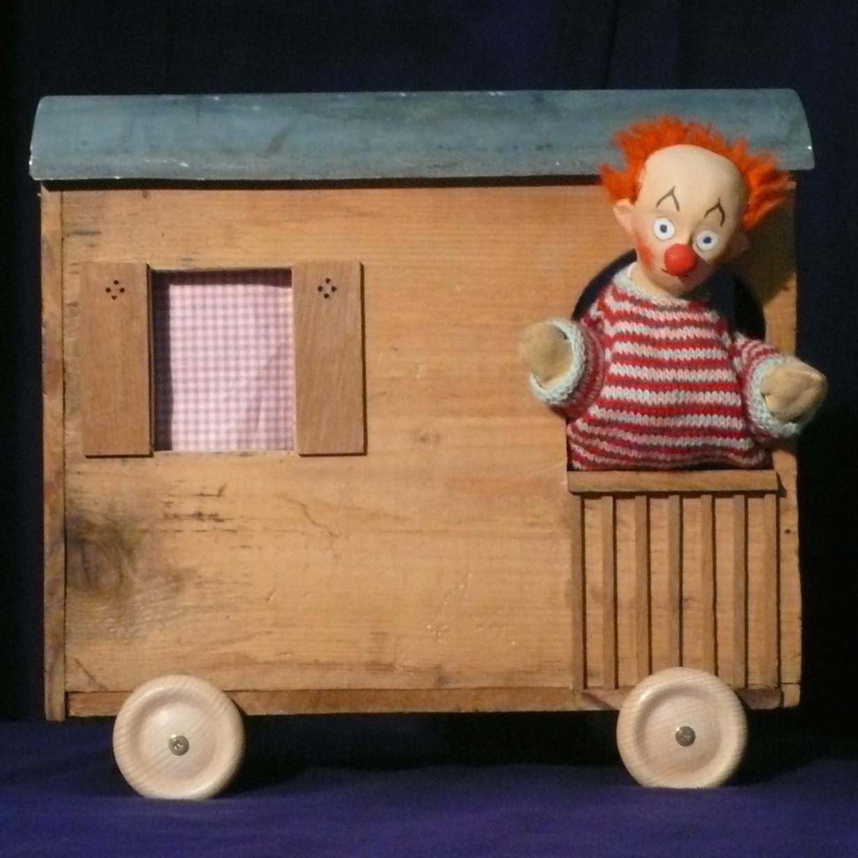 Kleiner Außenseiter träumt vom großen Auftritt | kurier.at Ein glücklicher clown fährt auf einem rad.