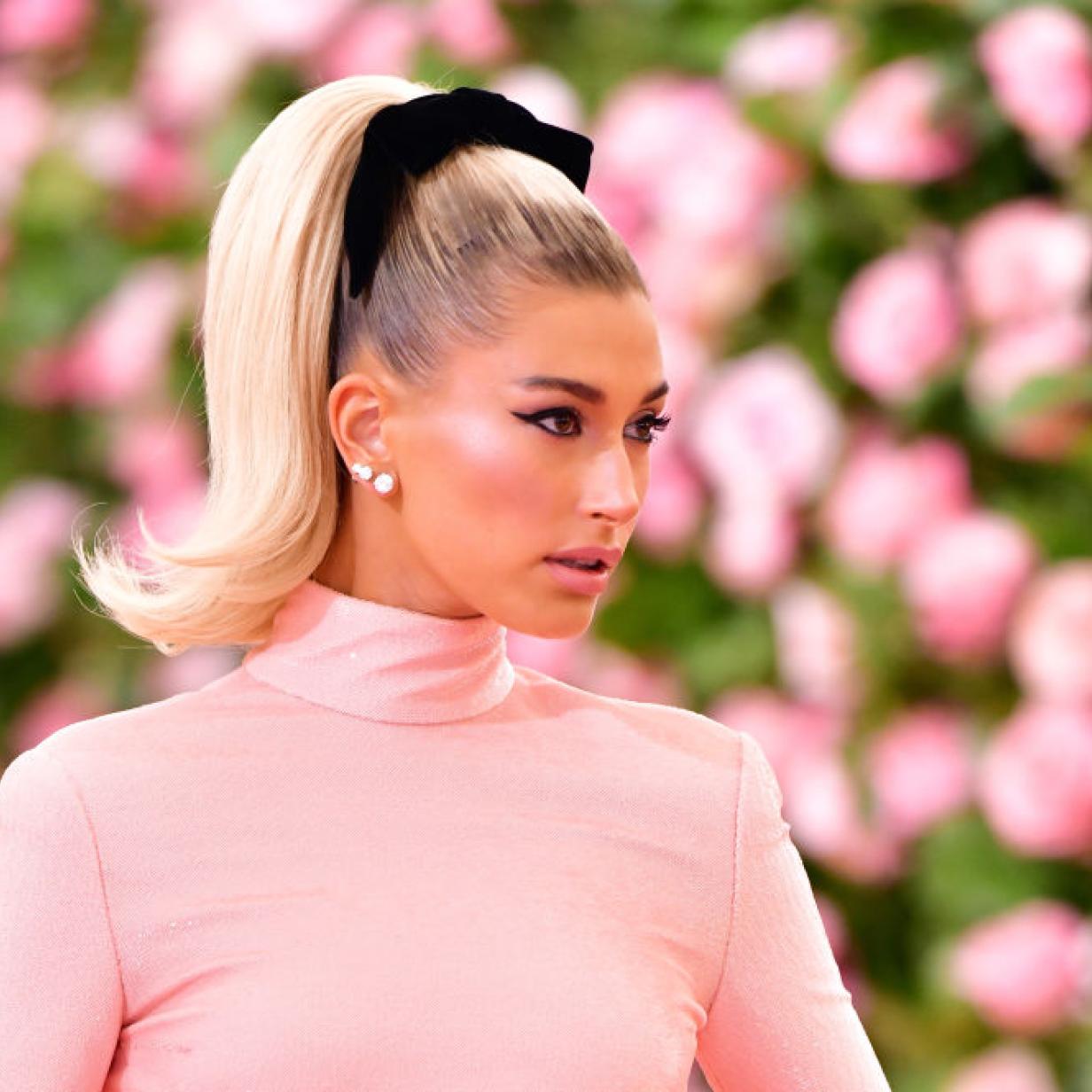 Hailey Bieber Zeigt Hochzeitskleid Mit Meterlangem Schleier Kurier At