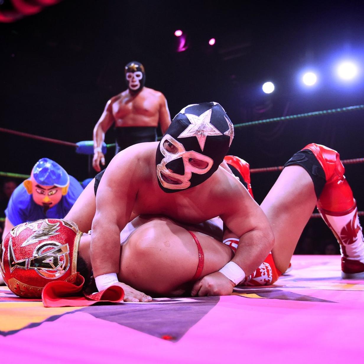 Mexikanische Wrestler Kampfen Mit Nahmaschinen Gegen Corona Kurier At
