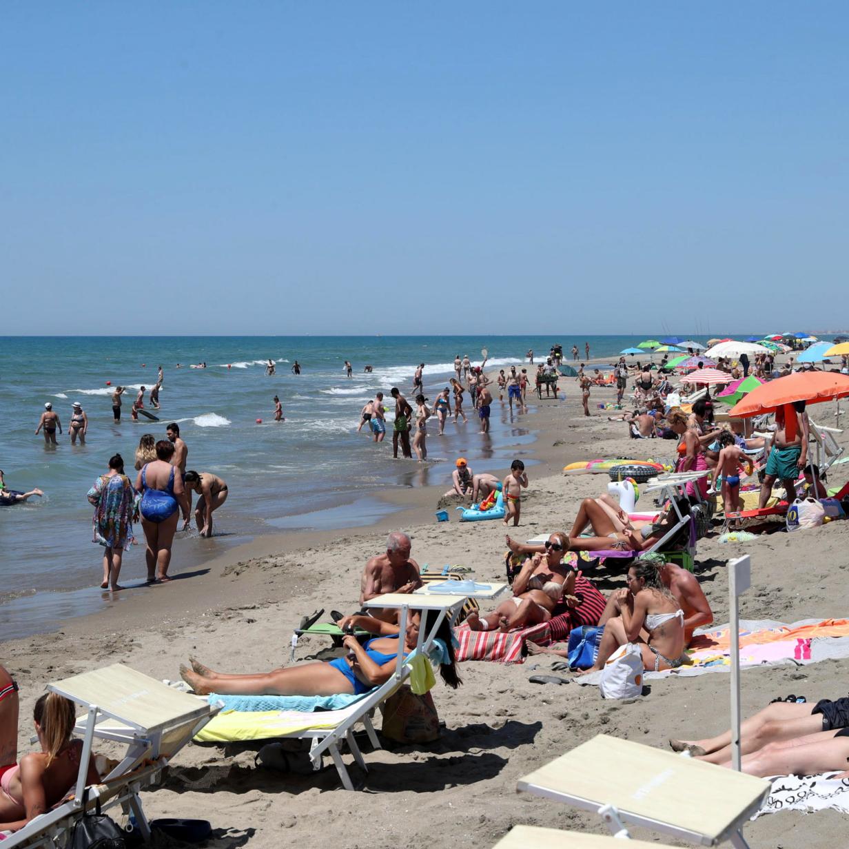 Italiener Stromen In Massen Zu Den Stranden Leichte Ubersterblichkeit In Osterreich Kurier At