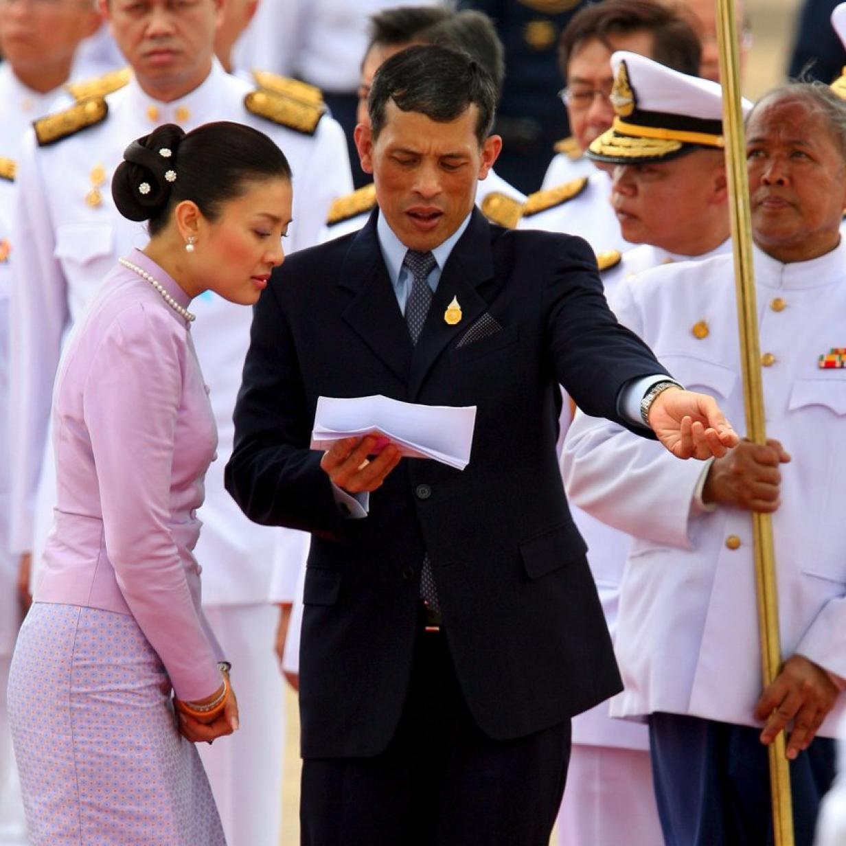 Ex-Frau als Porno-Queen? Thailands König lässt Sex-Seiten sperren kurier.at Bild