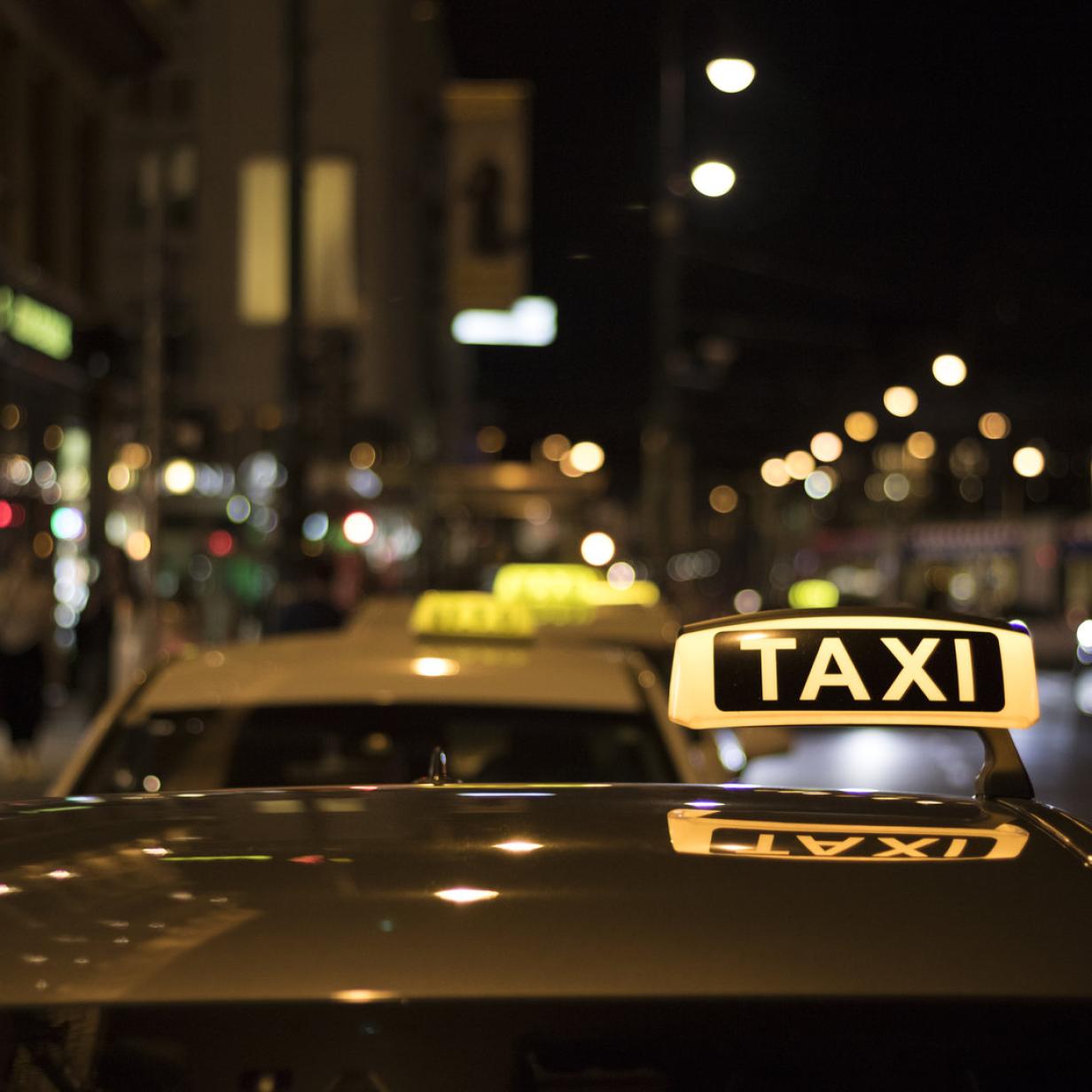 Von gelben Autos und schwarzen Schafen: Rundfahrt durch die Taxi