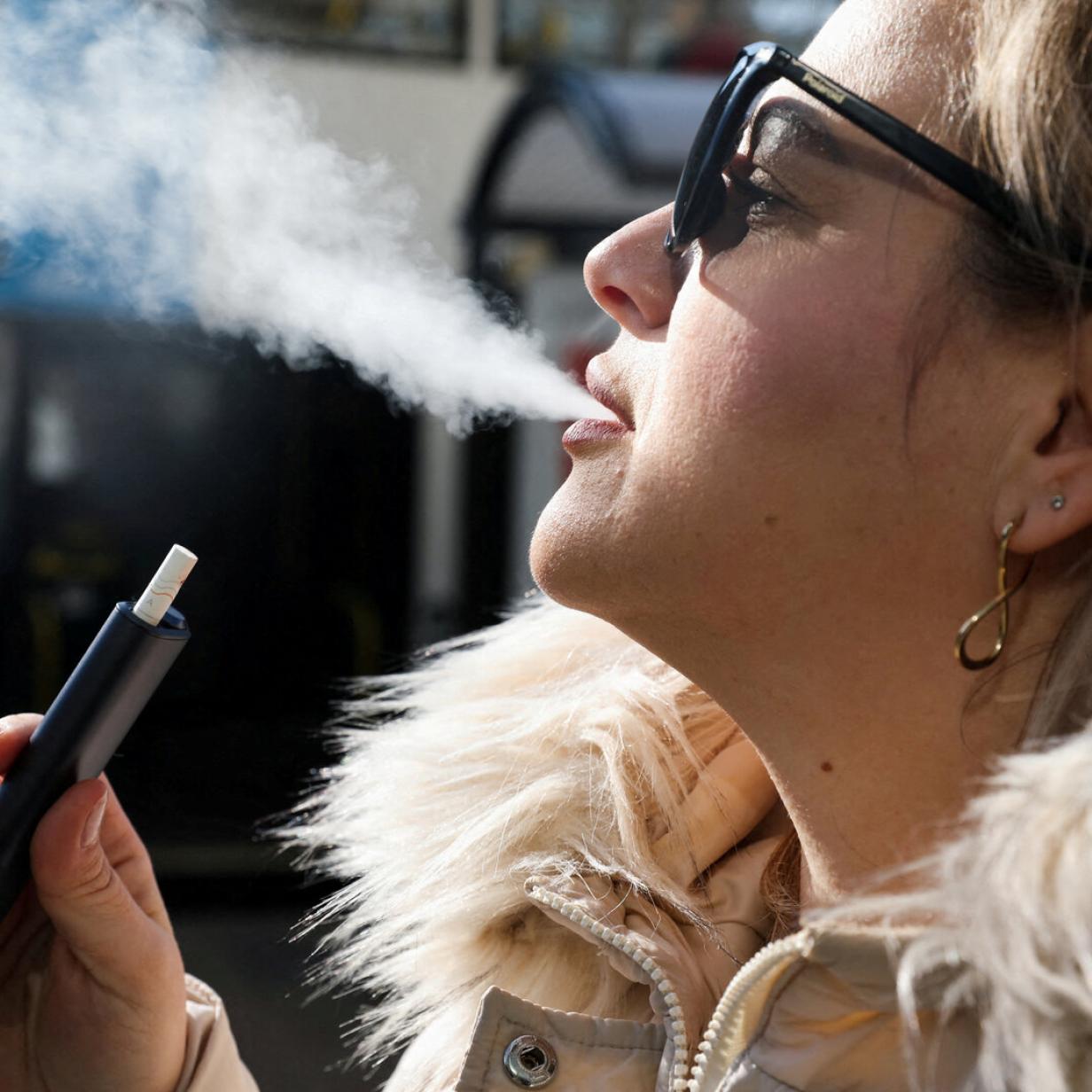 e zigarette mit powerbank Vapen vs. Rauchen: Was ist weniger schädlich? Dein CBD Guide main image 1
