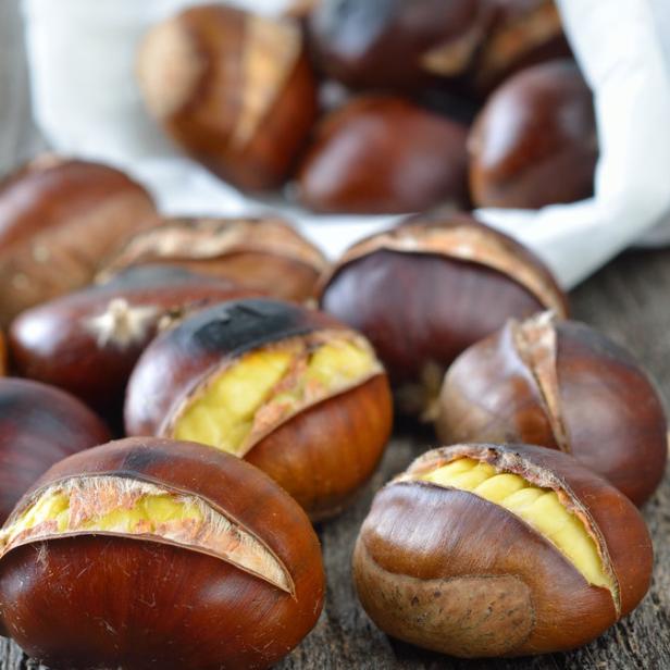 Der Zuckergehalt in Verbindung mit dem hohen Wassergehalt macht Maroni leicht verderblich.