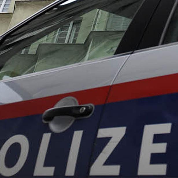 Nahaufnahme eines Streifenwagens der Polizei.