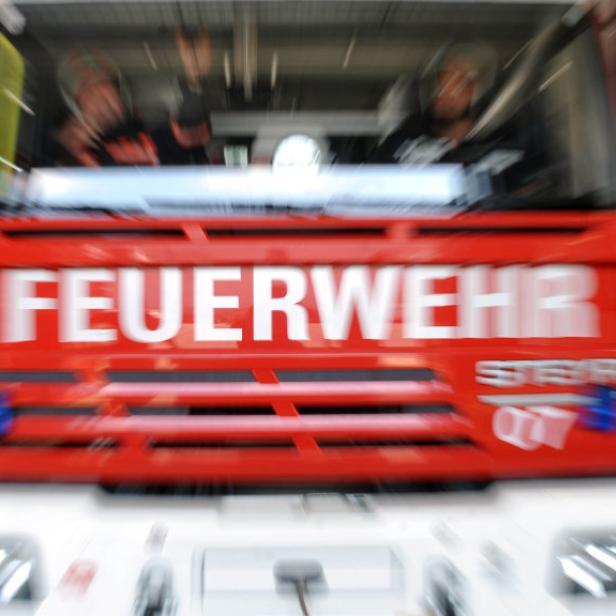 Ein rotes Feuerwehrauto mit der Aufschrift „FEUERWEHR“.