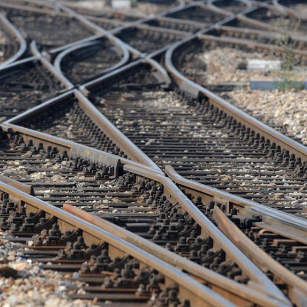 Mehrere Eisenbahngleise kreuzen und verzweigen sich.
