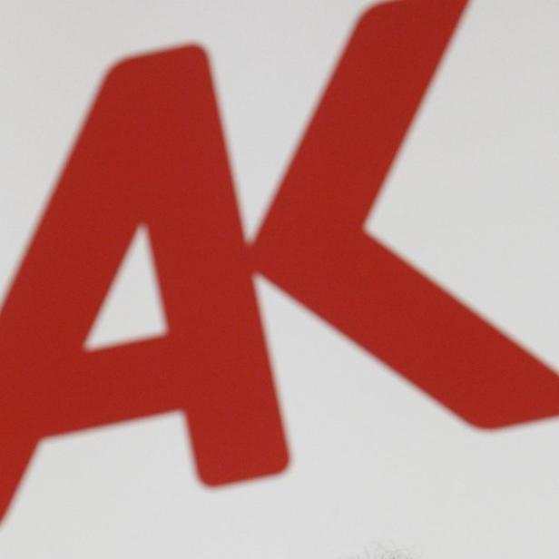 Das rote Logo der Arbeiterkammer (AK) vor einem weißen Hintergrund.