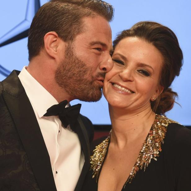 Sasha küsst seine Frau