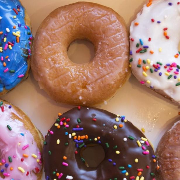 A box of donuts, (from top L clockwise) manager's special, traditional glazed, vanilla, pumpkin, chocolate and strawberry, is pictured at a newly opened Dunkin' Donuts store in Santa Monica, California September 2, 2014. The store is the first one from the chain to open in the Southern California area. REUTERS/Mario Anzuoni (UNITED STATES - Tags: FOOD BUSINESS)
