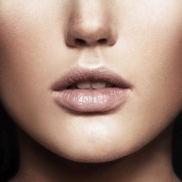 Nahaufnahme von Gesichtspartien einer Frau mit betonten Lippen.