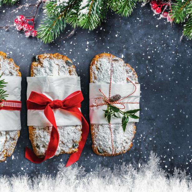 Drei weihnachtliche Topfenstollen, festlich verpackt und dekoriert.