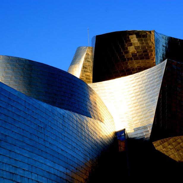 Detailansicht des Guggenheim-Museums in Bilbao mit seiner markanten Titanfassade.