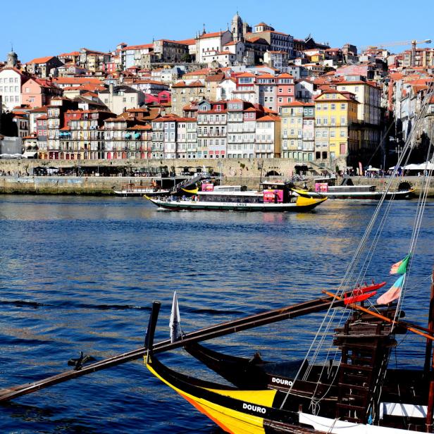 Blick auf Porto in Portugal mit traditionellen Booten auf dem Douro-Fluss.