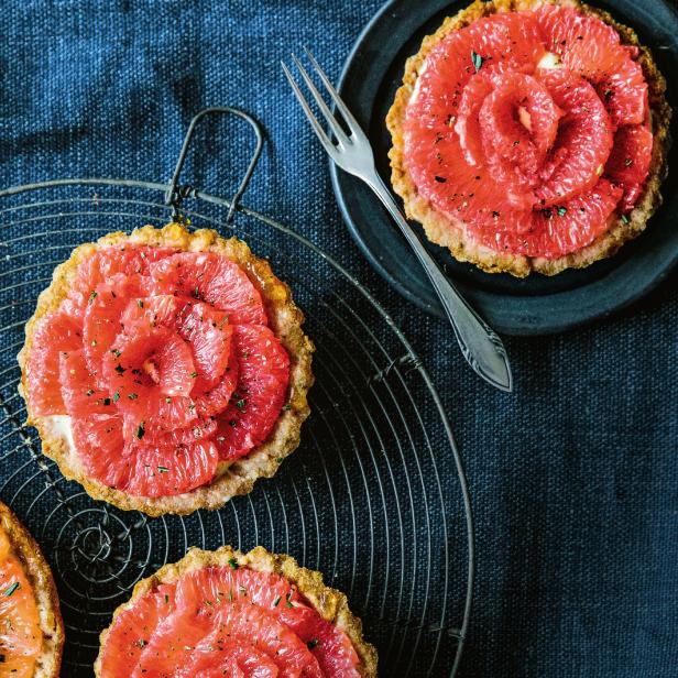 Mehrere Grapefruit-Törtchen auf einem Kühlregal und einem Teller.