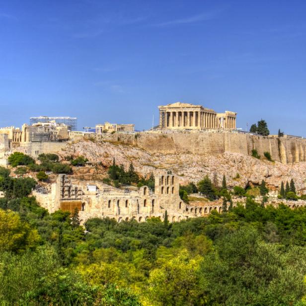 Der Parthenon und andere Gebäude auf der Akropolis in Athen, Griechenland.
