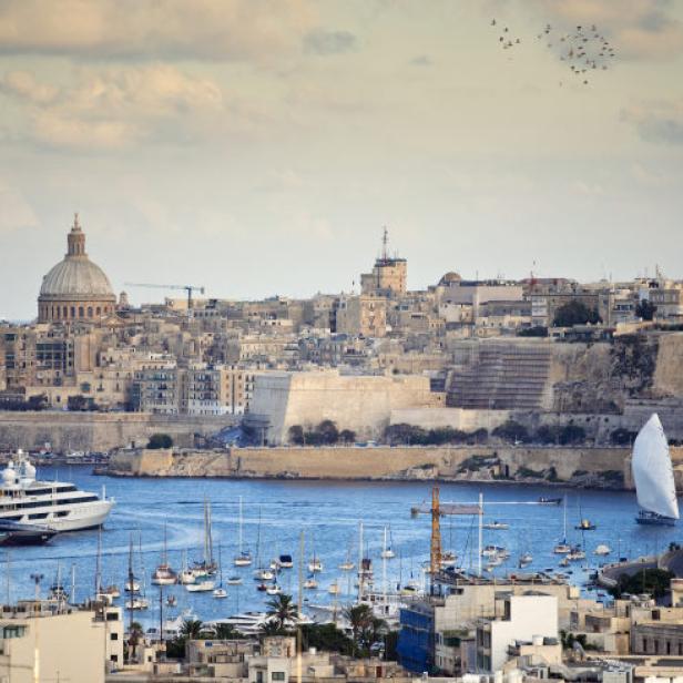 Blick auf Valletta, Malta, mit zahlreichen Booten im Hafen.