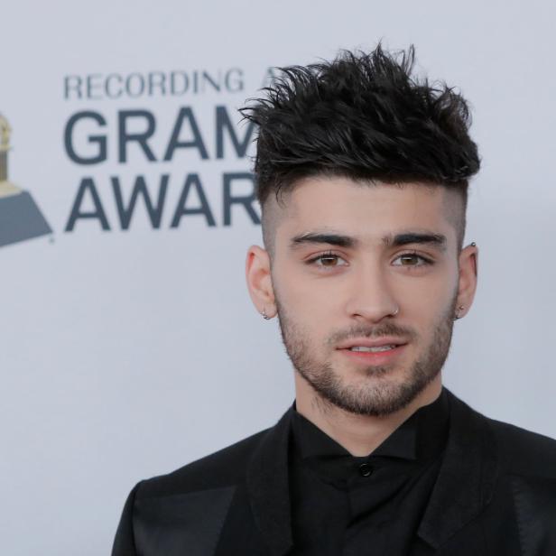Porträt von Zayn Malik vor einem Hintergrund der Grammy Awards.