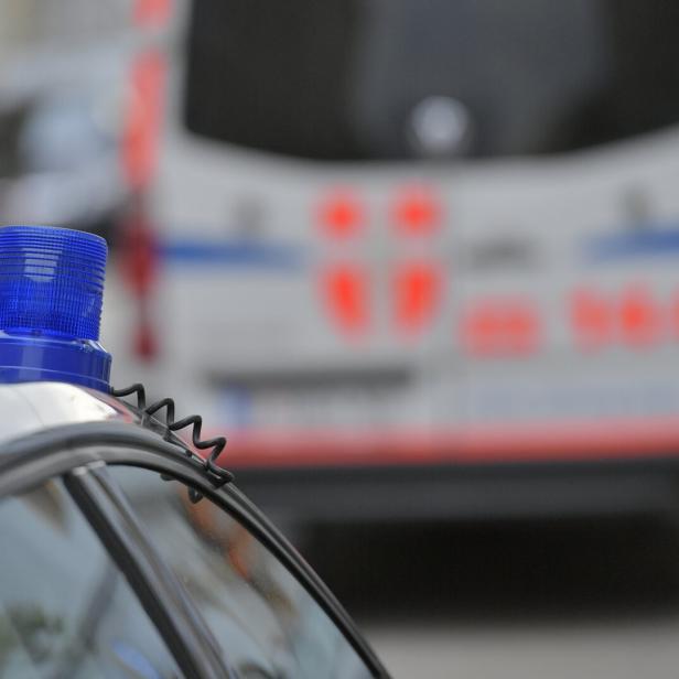 Auto mit Blaulicht vor Rettungswagen.