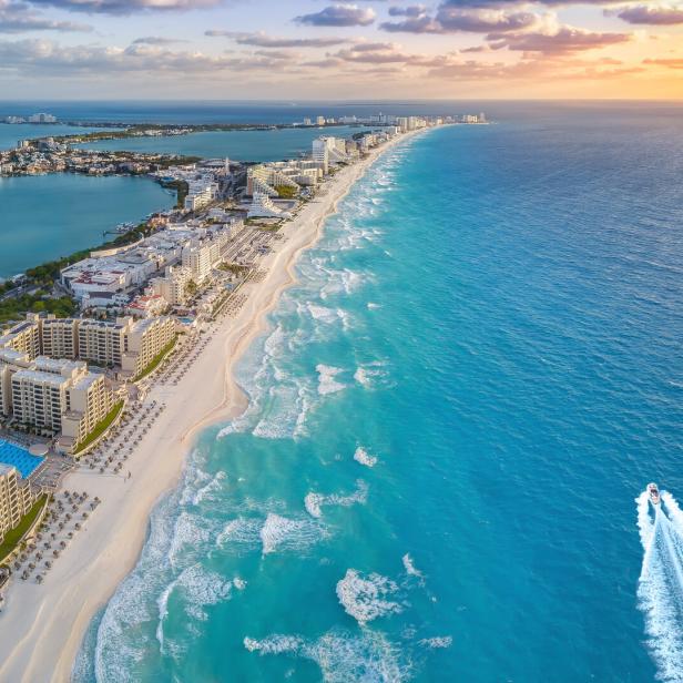 Luftaufnahme von Cancún mit Hotels, Strand und türkisfarbenem Meer.