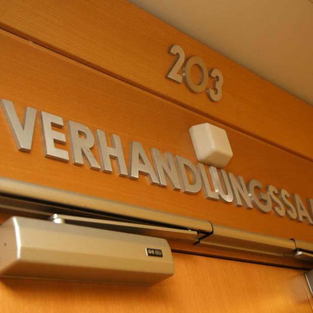 Die Tür zum Verhandlungssaal 203 ist mit einem Türschließer versehen.