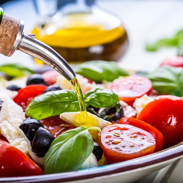 Caprese-Salat mit Olivenöl ist ein mediterranes Essen. Man sollte nur gutes Olivenöl verwenden.
