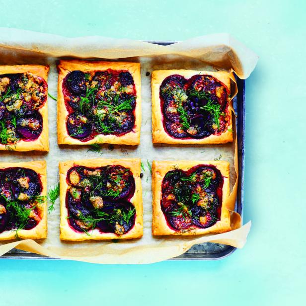 Sechs Rote Bete-Tartelettes auf einem Backblech mit Backpapier.