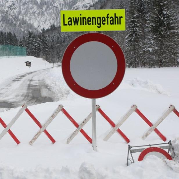 Eine verschneite Straße in Radmer ist wegen Lawinengefahr gesperrt.