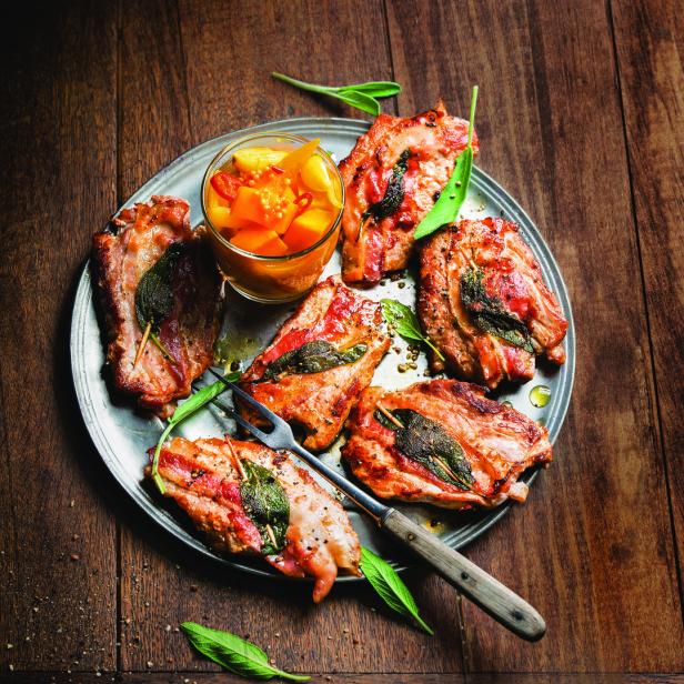 Saltimbocca mit Salbei und Kürbis auf einem Servierteller.